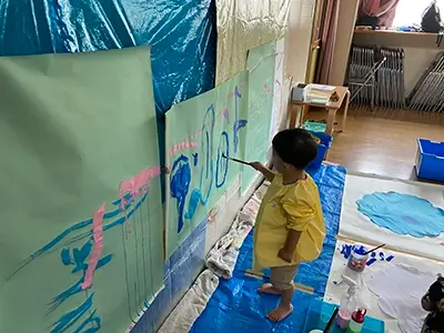つくしっこくらぶ 絵を描く子供